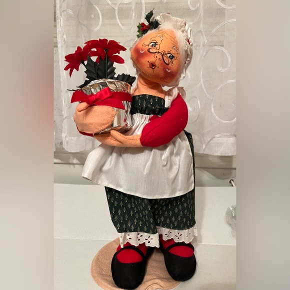 Annalee 12" Mrs Santa with Poinsettia Pot - Picture 2 of 8